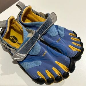 Vibrant toe water shoes